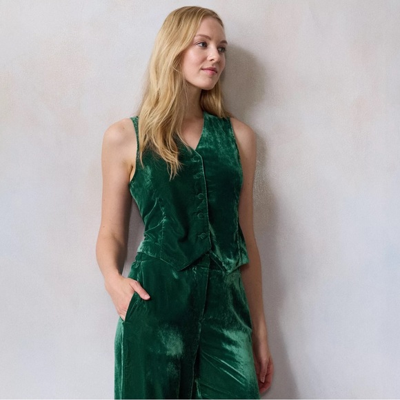 LC Lauren Conrad Tops - NWT LC Lauren Conrad Velvet V-Neck Vest Green Size L